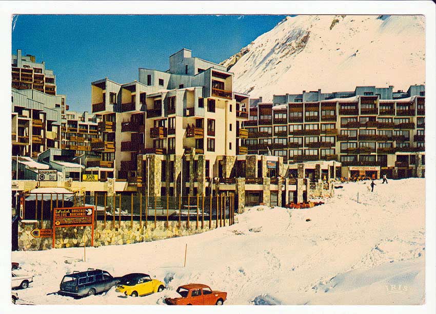 Carte postale, Tignes Val Claret « Dans la station ». Années 70.